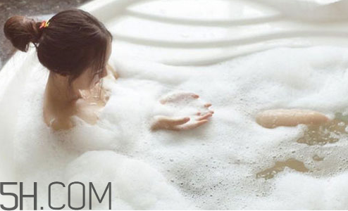 冬天皮膚干燥用什么沐浴乳？冬天使用沐浴乳的注意事項(xiàng)有哪些？