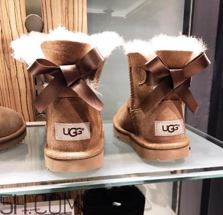 ugg雪地靴要穿襪子嗎？ugg是光腳穿嗎？