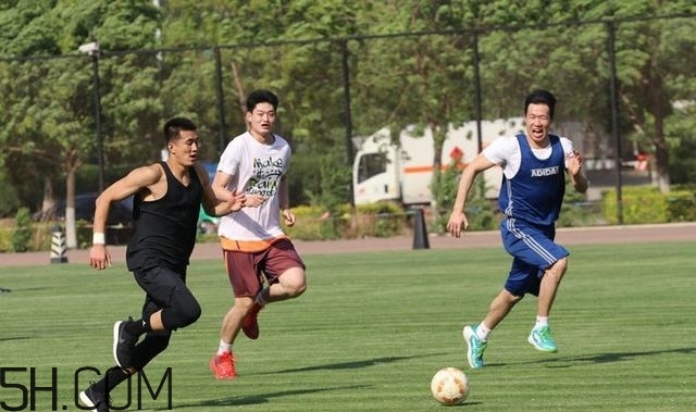 踢足球有哪些技巧？踢足球有哪些注意事項(xiàng)？