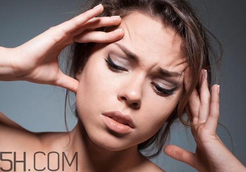 月經(jīng)前頭疼是怎么回事？月經(jīng)前有頭疼的癥狀嗎？