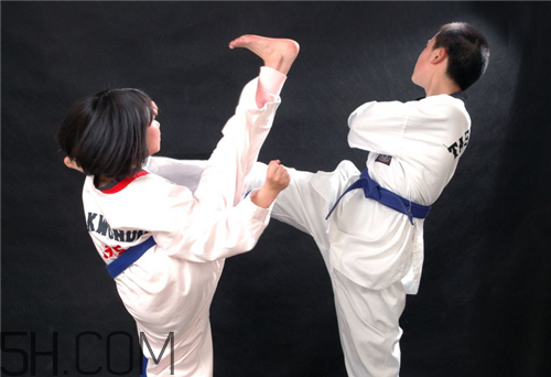 跆拳道和散打哪個(gè)厲害？跆拳道和散打的區(qū)別？