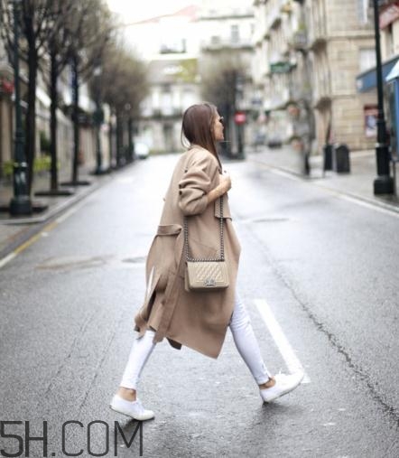 羊絨大衣配什么包包？羊絨大衣搭配什么包好看？