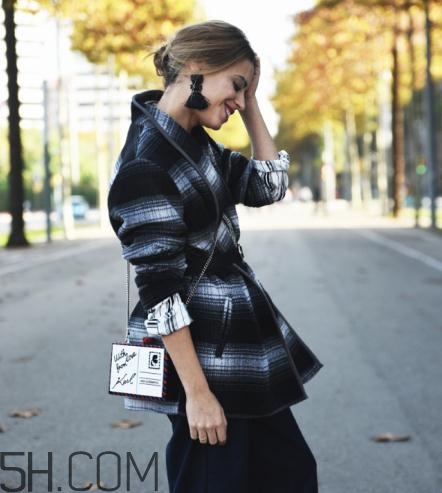 羊絨大衣配什么包包？羊絨大衣搭配什么包好看？