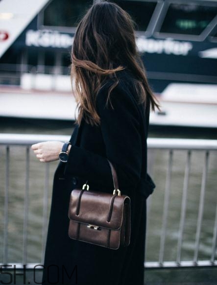 羊絨大衣配什么包包？羊絨大衣搭配什么包好看？