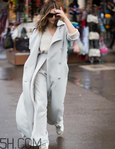 羊絨大衣里面怎么搭配？羊絨大衣搭配什么打底衫？