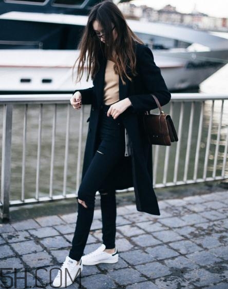 羊絨大衣里面怎么搭配？羊絨大衣搭配什么打底衫？