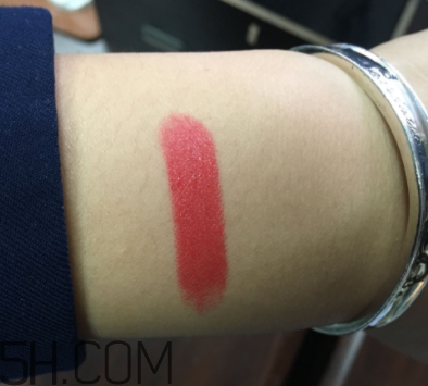 倩碧小方唇膏卡唇紋嗎？06號適合黃皮嗎？