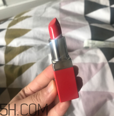 倩碧小方唇膏卡唇紋嗎？06號適合黃皮嗎？