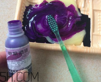 紫藥水可以染頭發(fā)嗎？紫藥水可以治腳氣嗎？