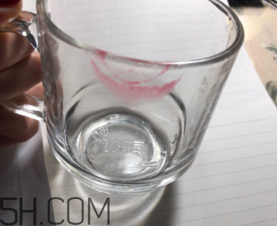 倩碧小方唇膏持久度如何？沾杯嗎？