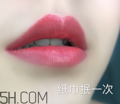 倩碧小方唇膏持久度如何？沾杯嗎？