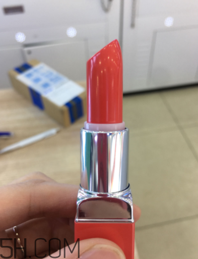 倩碧小方唇膏持久度如何？沾杯嗎？