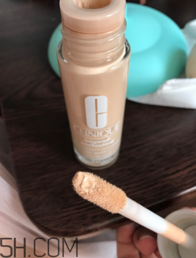 倩碧魔妝點點棒哪個色號最白？真人試色