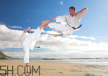 幾歲小孩可以學空手道嗎？小孩學空手道好還是跆拳道好？