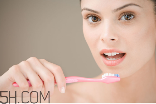 牙齒內(nèi)側(cè)的黃垢怎么去除？每天刷幾次牙齒最合適？