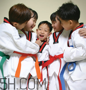 戴眼鏡可以學(xué)跆拳道嗎？高度近視可以學(xué)跆拳道嗎？