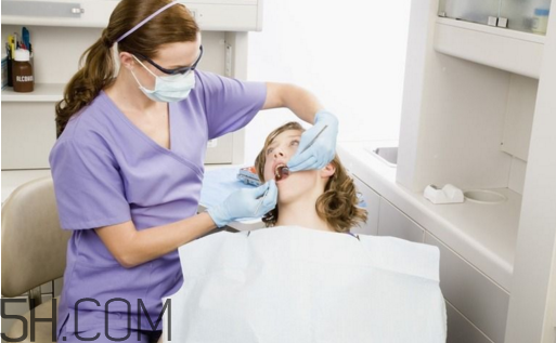 戴牙套可以洗牙嗎？洗牙多久一次？