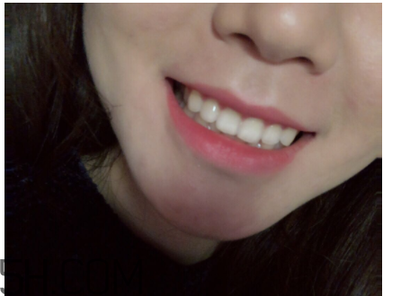 倩碧小方唇膏卡唇紋嗎？06號適合黃皮嗎？