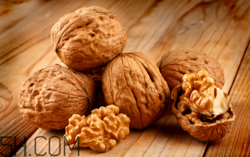 吃石榴牙齒變黑怎么回事？吃核桃牙齒變黑怎么回事？