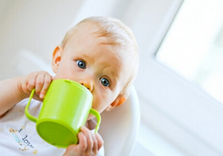 小兒肺炎的癥狀表現(xiàn)有哪些？小兒肺炎應(yīng)該怎么治療？