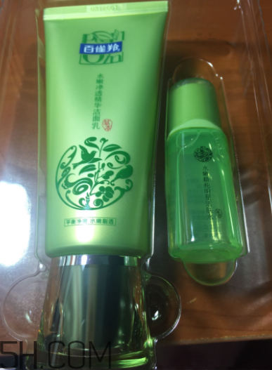 百雀羚泡沫潔面乳洗后緊繃嗎？適合干皮嗎？