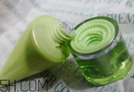 百雀羚泡沫潔面乳洗后緊繃嗎？適合干皮嗎？