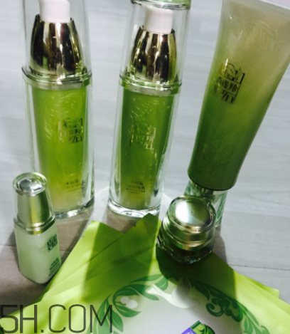 百雀羚水能量套盒適合油皮嗎？適合秋冬用嗎？