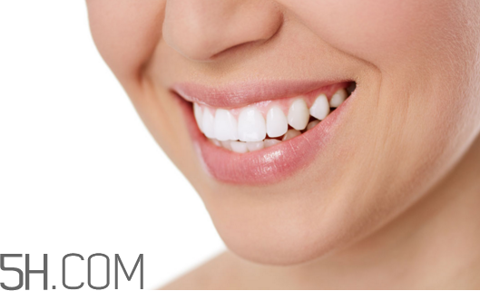 喝咖啡怎么防止牙齒變黃？小蘇打怎樣美白牙齒？