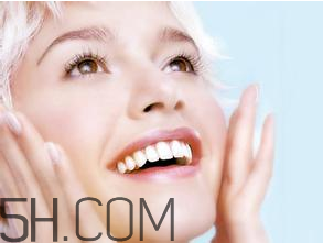 喝咖啡怎么防止牙齒變黃？小蘇打怎樣美白牙齒？