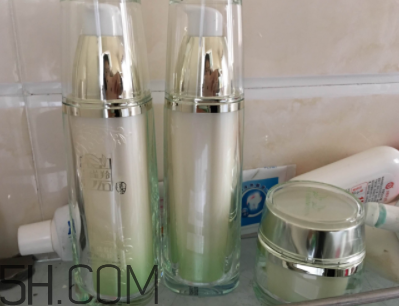 百雀羚至臻皙白組合套裝包含哪些？什么功效？