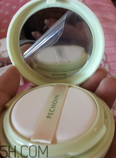 百雀羚氣墊BB霜浮粉嗎？適合干皮嗎？