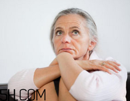 更年期來(lái)臨的信號(hào)有哪些？更年期期間的飲食有什么禁忌？