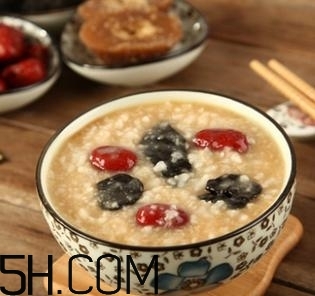 更年期來(lái)臨的信號(hào)有哪些？更年期期間的飲食有什么禁忌？