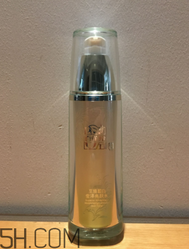 百雀羚亮膚水是清潔水嗎？適合油皮嗎？