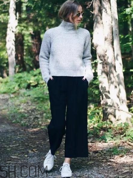 高領(lǐng)毛衣搭配什么褲子？高領(lǐng)毛衣下面穿什么？