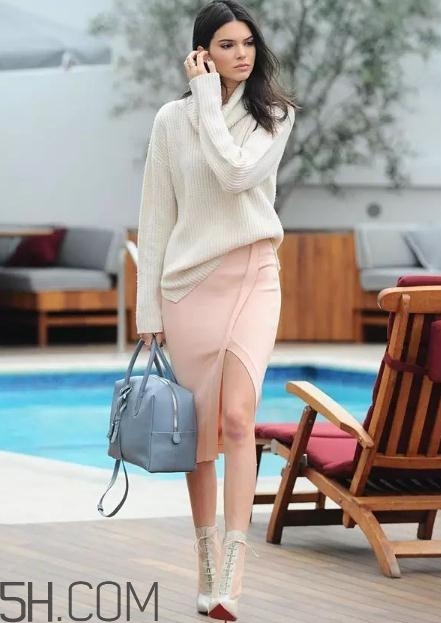 高領(lǐng)毛衣搭配什么褲子？高領(lǐng)毛衣下面穿什么？