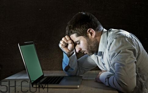 男性經(jīng)常熬夜有哪些危害？男性常熬夜對身體危害有哪些？