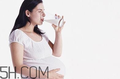 哪些孕媽不宜喝牛奶？準(zhǔn)媽媽喝奶要注意什么？