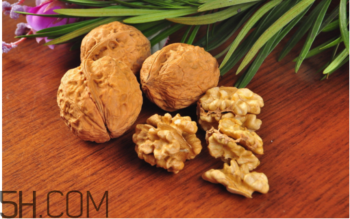 吃石榴牙齒變黑怎么回事？吃核桃牙齒變黑怎么回事？