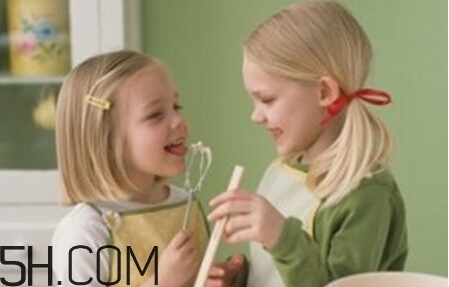 小兒肺炎的癥狀表現(xiàn)有哪些？小兒肺炎應(yīng)該怎么治療？