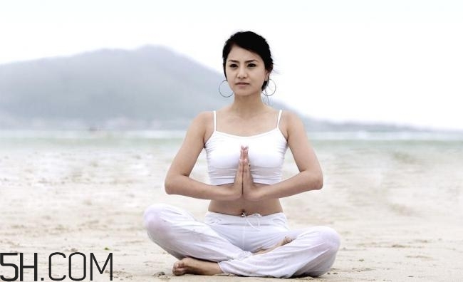 女性乳房脹痛乳頭瘙癢的原因有哪些？女性如何進(jìn)行乳房保?。?></p><p>經(jīng)常游泳、做俯臥撐、擴(kuò)胸運(yùn)動(dòng)，每天早晚仰臥在床上，用雙手按摩乳房。具體操作是：在乳房周?chē)D(zhuǎn)按摩，順時(shí)針、逆時(shí)針?lè)较?，直到乳房皮膚微紅微熱為止，最后提拉乳頭數(shù)次，這樣能刺激整個(gè)乳房，包括乳腺管、脂肪組織、結(jié)締組織等，使乳房得更豐滿，更富有彈性。 
豐胸要有道，選擇合適的豐胸產(chǎn)品，不要疾病亂投醫(yī)，胡亂試用豐胸產(chǎn)品。正確的穿胸罩是保護(hù)乳房的第一步，可以很好的防治乳房變形，在睡眠姿勢(shì)上我們也要注意。我們還可以做一些豐胸按摩，同時(shí)吃一些豐胸食品。</p><h3>吃什么對(duì)乳房不好</h3><p>1、喝咖啡太多</p><p>瑞典科學(xué)家的一項(xiàng)最新發(fā)現(xiàn)引起很多人的關(guān)注，因?yàn)樗麄冎赋?，女孩每天喝咖啡若超過(guò)三杯，她們的乳房會(huì)變小。研究人員通過(guò)檢測(cè)發(fā)現(xiàn)，半數(shù)女性體內(nèi)含有一種特殊基因，因?yàn)檫@種基因，當(dāng)她們攝入咖啡因時(shí)，乳房就會(huì)縮小。</p><p>2、斷食減肥法</p><p>長(zhǎng)期處于饑餓的狀態(tài)，人體以為進(jìn)入了饑荒年代，必然會(huì)調(diào)動(dòng)儲(chǔ)藏的脂肪和蛋白質(zhì)來(lái)應(yīng)付，而乳房的主要結(jié)構(gòu)成文之一就是脂肪和膠原蛋白。</p><p>胸部脂肪減少、皮膚松弛、胸肌流失，而營(yíng)養(yǎng)不足又引起腺體組織萎縮，整體胸部組織減少，但連接胸肌和乳房的結(jié)締組織卻沒(méi)有隨之減少，因此胸部就變小變下垂了。</p><p>3、不吃油</p><p>乳房大小取決于乳腺組織和脂肪的數(shù)量。因此，適度地增加胸部的脂肪量，是提高豐挺度的最自然、最合理、最健康的方法。不要片面追求苗條的體型曲線美，而盲目地節(jié)食、挑食，專(zhuān)吃素菜，不吃魚(yú)、肉等葷菜。</p>		</div>
<div align=