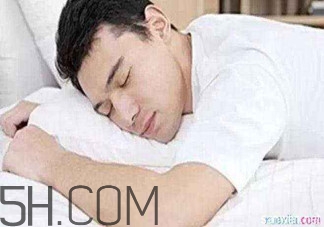 男人趴著睡對(duì)身體的危害有哪些？男人趴著睡有哪些危害？