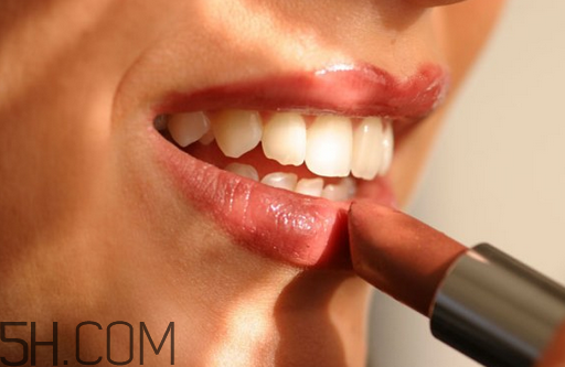 涂口紅可以吃東西嗎？每天涂口紅有沒有危害？