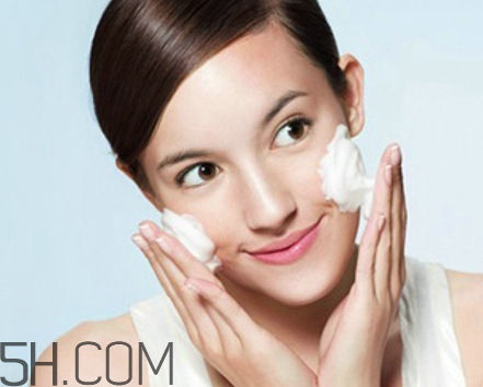 卸妝膏和卸妝水哪個好用？2018卸妝產品排行榜十強