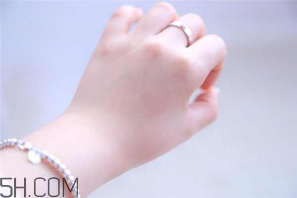 卸妝水對(duì)皮膚有傷害嗎？歐萊雅三合一卸妝水使用測評(píng)