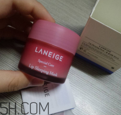 蘭芝夜間唇膜每次敷多厚？每次用多少？