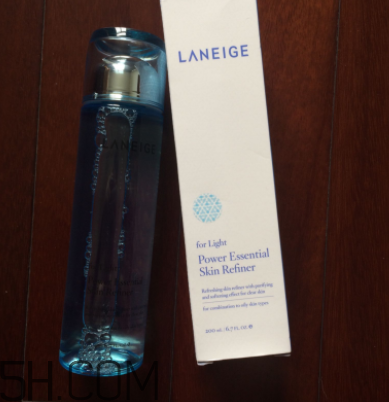 蘭芝水衡精華水油不油？適合油皮嗎？