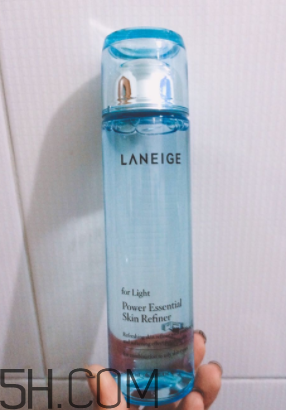 蘭芝水衡精華水油不油？適合油皮嗎？