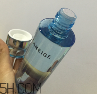 蘭芝水衡精華水油不油？適合油皮嗎？