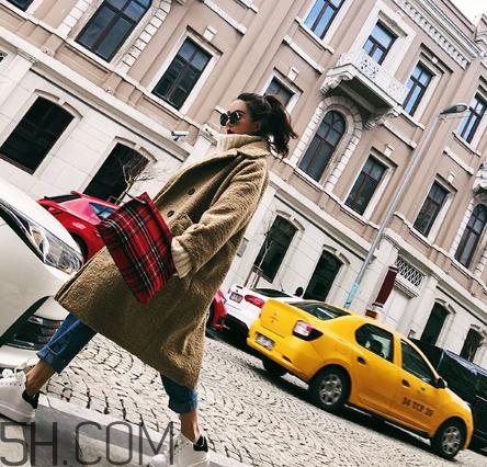 羊羔毛外套貴嗎？羊羔毛大衣價格